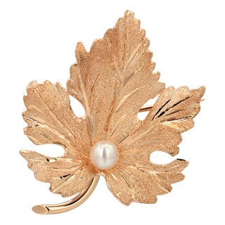 1990s 14k Yellow Gold Leaf Brooch With 4mm Round Cultured Pearl For Sale