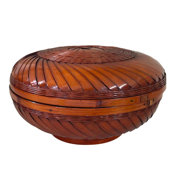 Vintage Chinoiserie Round hand Woven Bamboo Lidded Basket 9.5" Diameter by 5" H .In good condition.