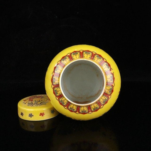 1970s Yellow Ground Doucai "Fish & Algae" Small Ginger Jar With Lid For Sale In Los Angeles - Image 6 of 9
