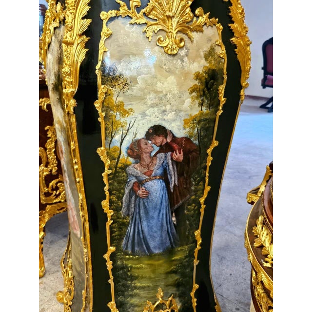 French Hand-Painted French Pedestal Stand With Marble Top & Gold Leaf Accents For Sale - Image 3 of 6