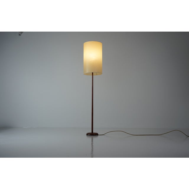 Mid-Century Modern Teak Floor Lamp with Fiberglass Lampshade, 1960s For Sale - Image 4 of 10