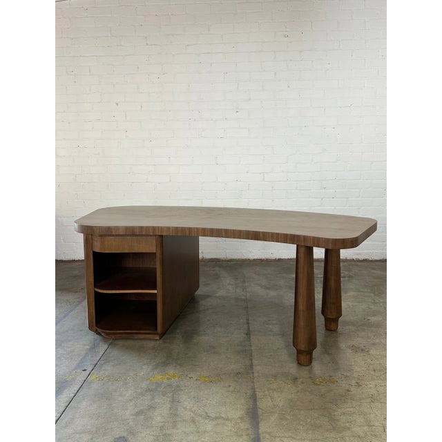 W85 D43 H31 KC28.5 Handcrafted in house in veneered and solid materials. Our “Arvizu” desk features a slightly amorphous...