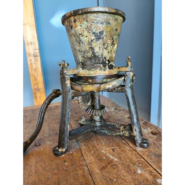 Paint Pigment Grinder, Early 20th Century, in Good conditions. Designed 1890 to 1919