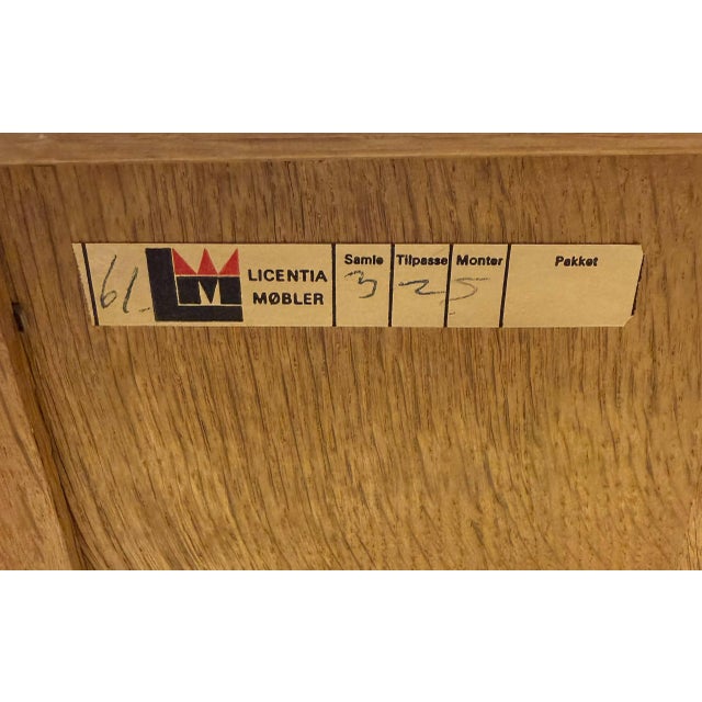 1970s Licentia Møbler Oak Glass Bookcase With Scalloped Edges Danish Mid-Century Modern 1970s For Sale - Image 5 of 11