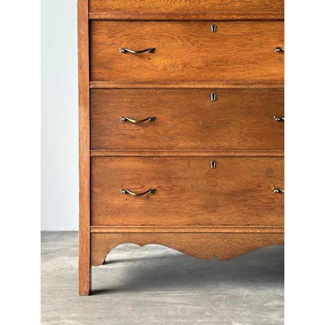 Late 19th Century Antique Scalloped Quarter Sawn Golden Oak Chest of Drawers For Sale - Image 5 of 13