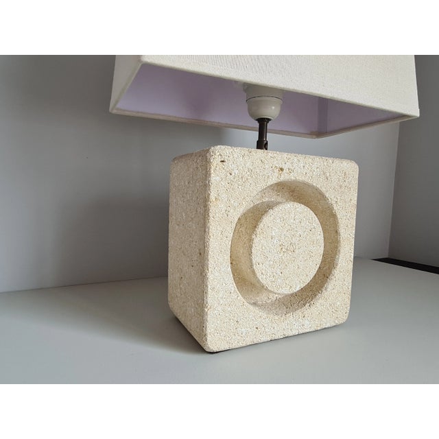 Sculpture Table Lamp in White Stone in the style of Albert Tormos, France, 1960s For Sale - Image 4 of 11