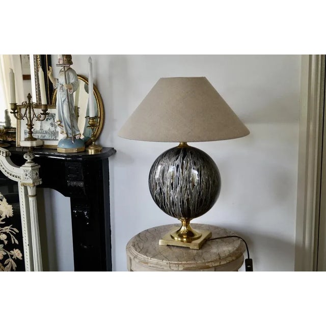 Hollywood Regency Brass & Ceramic Table Lamp in the style of Ruzzo, Italy, 1970s For Sale - Image 4 of 8