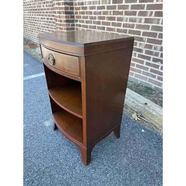 Wood Mid 20th Century Pair of Frederal Style Bowfront Mahogany 1 Drawer Nightstands by Rway Furniture For Sale - Image 7 of 17