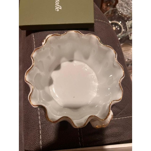 This elegant ceramic bowl features the iconic "Tobacco Leaf" botanical pattern, a classic design characterized by vibrant...