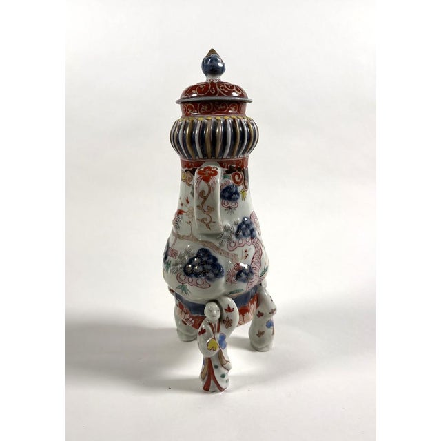 Tripod Fountain in Imari Porcelain, Japan, 1700 For Sale - Image 6 of 10