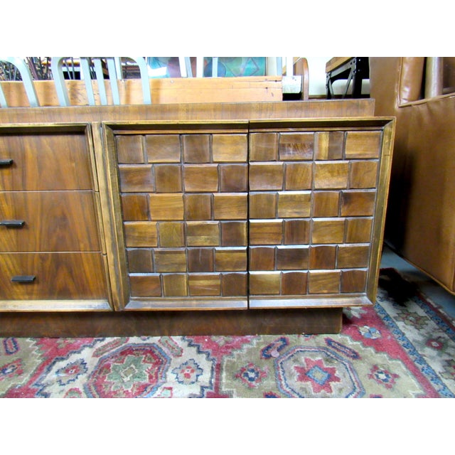 Classic Mid-Century Modern walnut credenza. Three working drawers and two side cabinets with beautiful wood checkering.