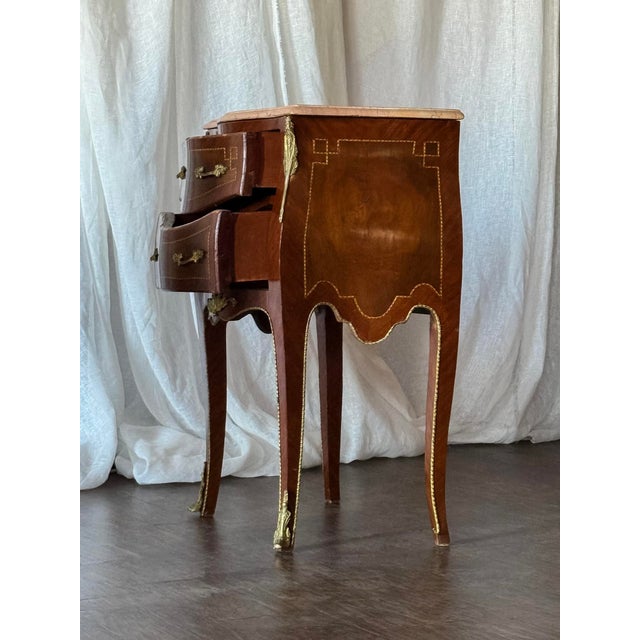 1940s Pair of French Louis XV Style Nightstands With Marble-Tops and Gilt Bronze Mounts For Sale - Image 9 of 11
