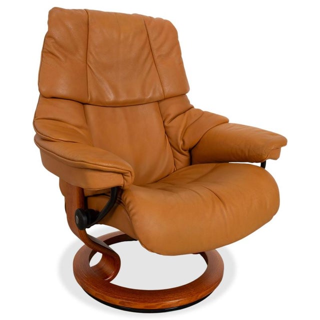 Modern Set of Reno Leather Recliner Chair and Ottoman from Stressless For Sale - Image 3 of 18