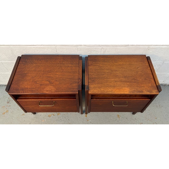 Mid-Century Modern Pair of Vintage Walnut Nightstands by Jens Risom, Attributed For Sale - Image 3 of 12
