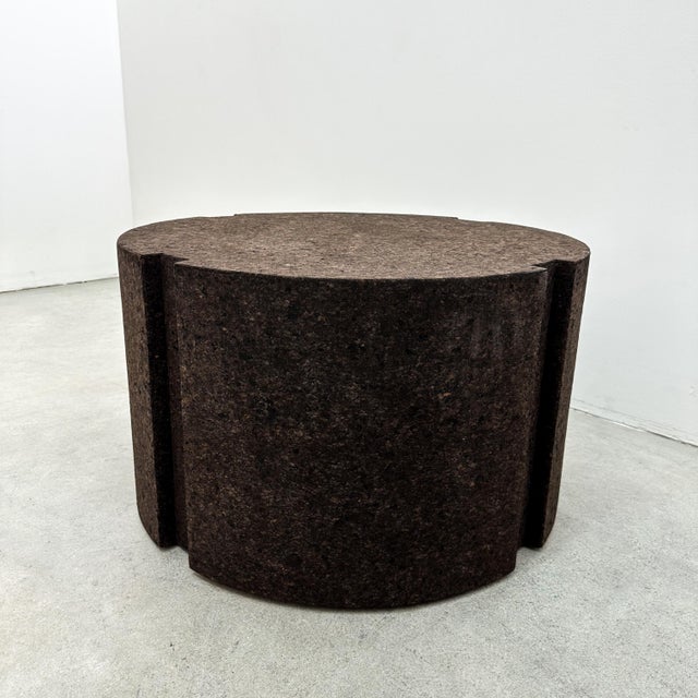 1970s Vintage Round Chocolate Brown Cork Coffee or Side Table – 1970s Postmodern For Sale - Image 5 of 10