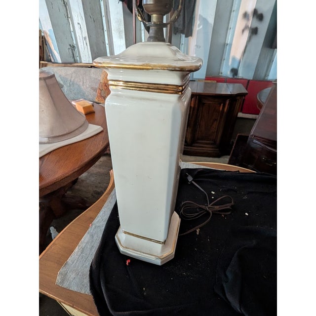 Vintage Hand-Painted Floral White Ceramic Table Lamp Base With Gold Gilt Trim – Classic Mid-Century Traditional For Sale - Image 4 of 6
