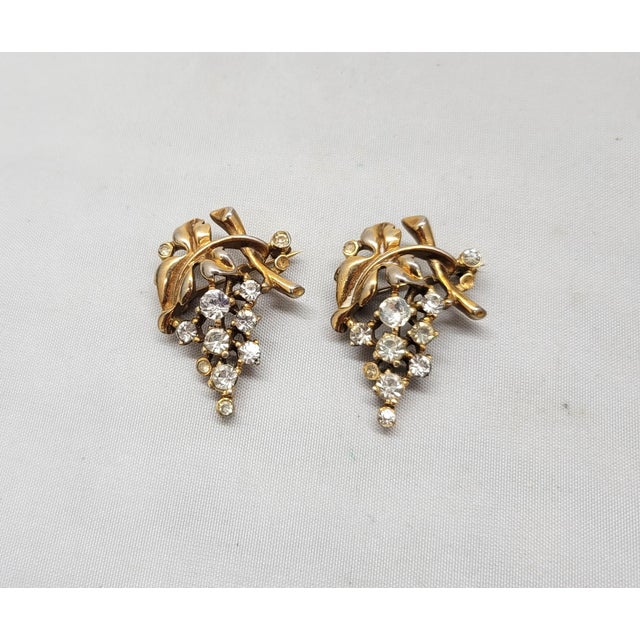 1940s Vintage Alfred Philippe for Crown Trifari Goldtone Clear Rhinestone Grape Cluster Brooches For Sale - Image 5 of 9