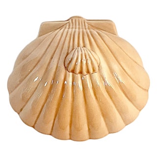 1988 Coastal Americana Folk Art Ceramic Clam Shell Trinket Box, Artist Initialed For Sale