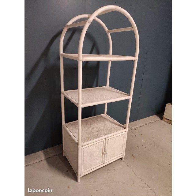 White Bookcase from Pierimport, in Very Good conditions.