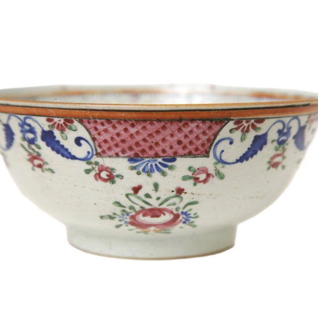 Early Chinese Export Qianlong Famille Rose Bowl - 8" - c.1790-1810 For Sale - Image 4 of 11