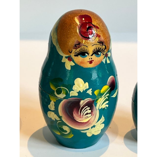 Set of 5 Mint Condition Vintage Hand-Painted Matryoshka Nesting Dolls, 5-Piece Green Laquer With Gold Black and Red Accents For Sale - Image 4 of 14