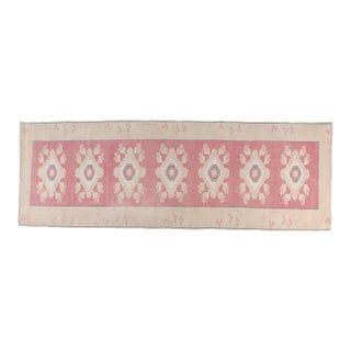 1960s Hand-Knotted Medallion Rug in Rose and Ivory Rug For Sale