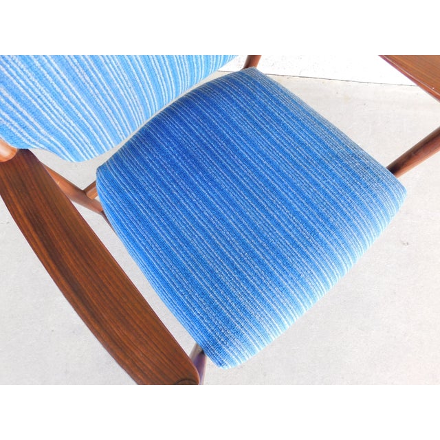 Mid-Century Rosewood Modern Arm Lounge Chair For Sale - Image 4 of 18