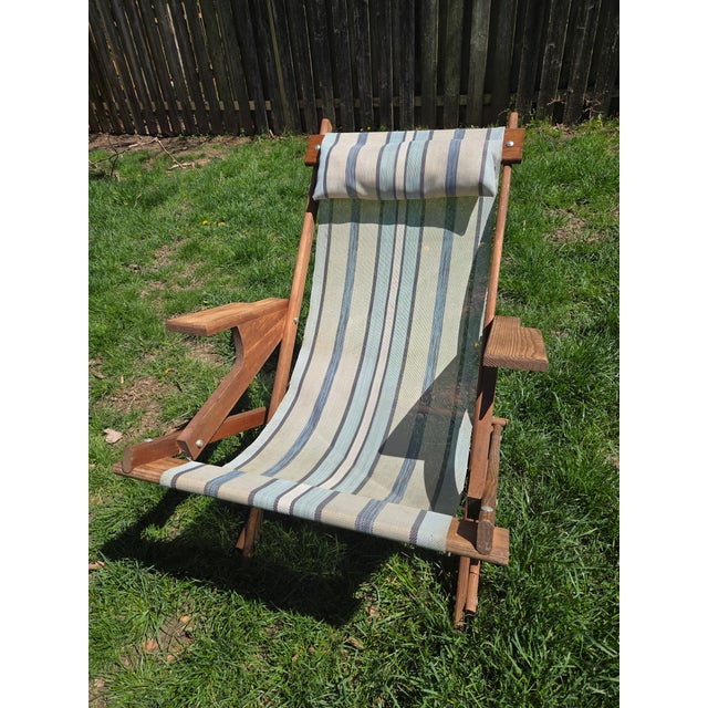 Lovely vintage, folding lounge chair. Perfect for the beach, patio or anywhere that calls for some outdoor style and...