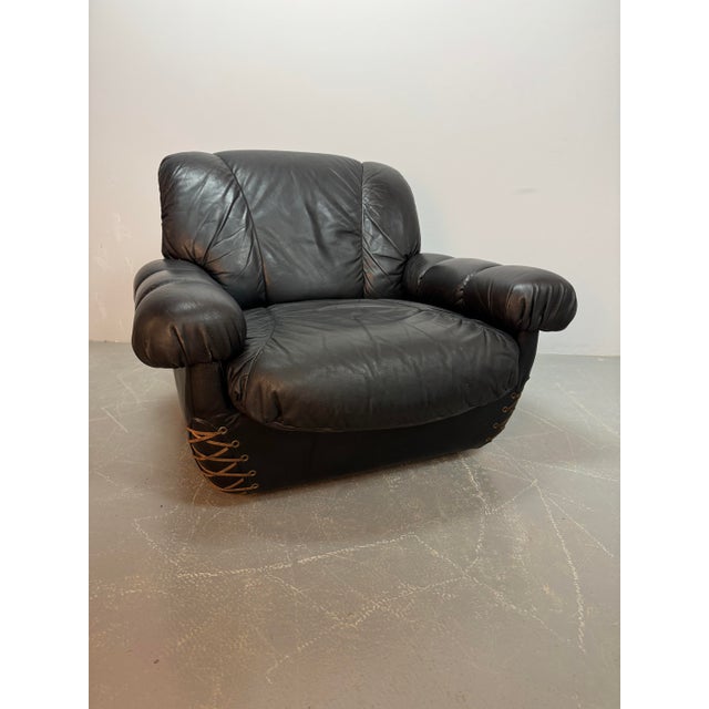 Large Italian Space Age Postmodern Black Leather Lounge Chair with Brass Buttons and Cord Lacing from Busnelli, 1970s For Sale - Image 4 of 14