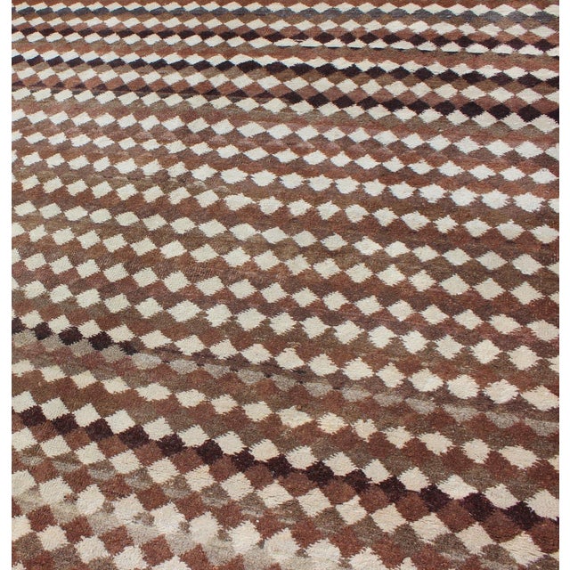 Mid-Century Modern Rug With All-Over Checkerboard Pattern in Multi Brown Tones 5'5"x9'4" For Sale In Atlanta - Image 6 of 8