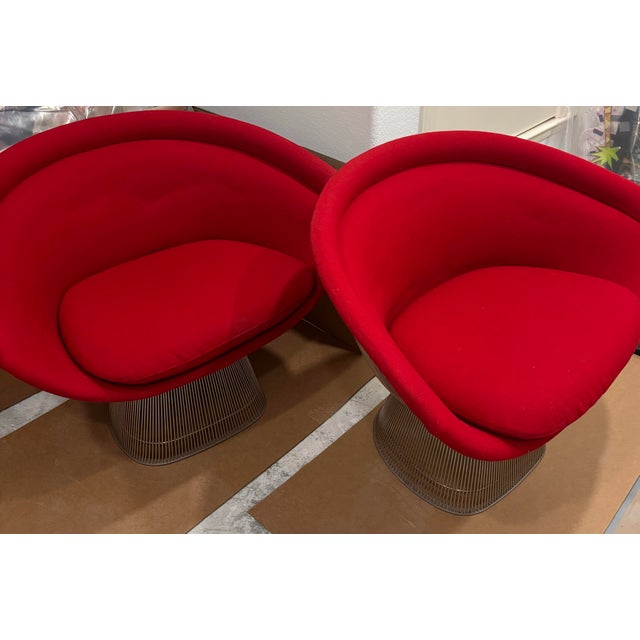 Knoll 1975 Attributed to Warren Platner for Knoll Lounge Chairs – Pair – Original Red Upholstery For Sale - Image 4 of 5