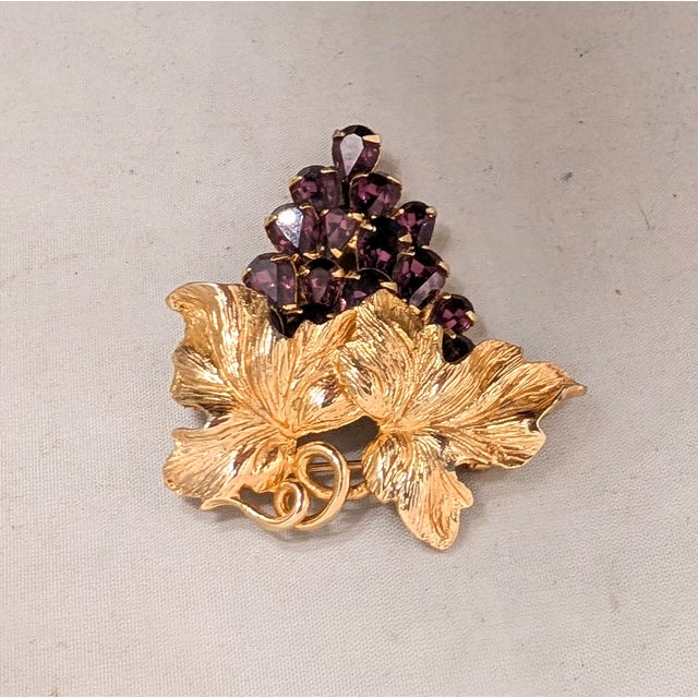 1960s Vintage 1960s Signed Napier Goldtone Faux-Amethyst Grape Cluster Brooch For Sale - Image 5 of 6