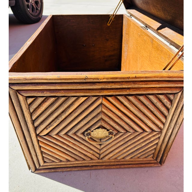 Vintage Pencil Reed/Bamboo Diamond Pattern Wood Storage Trunk For Sale In Palm Springs - Image 6 of 10