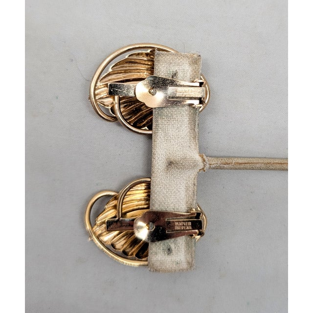 Vintage 1950s Signed Napier Goldtone Ribbed Leaf With Curled Stem Clip Earrings-2 Pieces For Sale In Philadelphia - Image 6 of 7