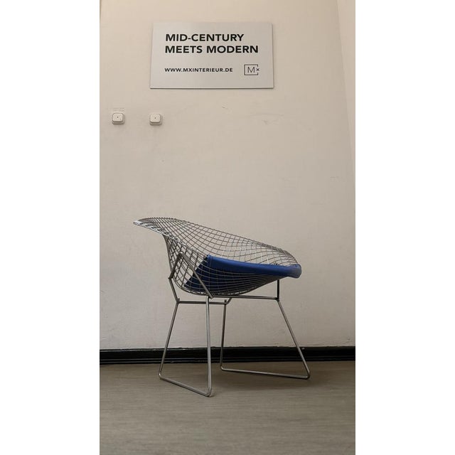 Wire 421 and 422 Diamond Chairs in Silver and Blue by Harry Bertoia for Knoll, 1970s, Set of 2 For Sale - Image 6 of 18