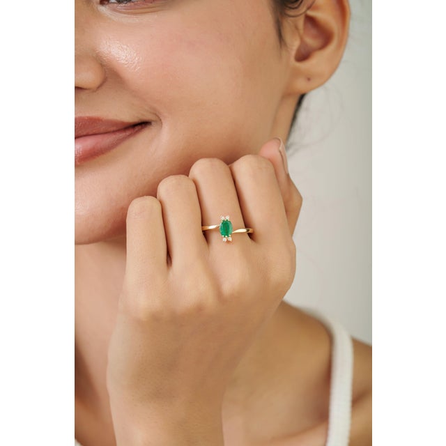 Modern 14k Yellow Gold Oval-Cut Natural Emerald & Diamond Promise Ring Size 4 For Sale - Image 3 of 17