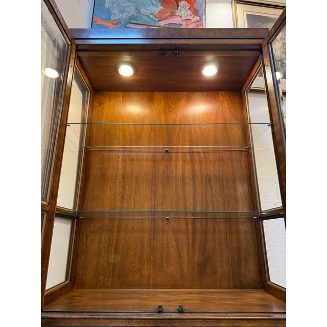 1970s Dynasty by Drexel Heritage Curio Cabinet For Sale - Image 5 of 12