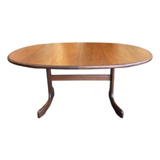 European Mid Century Modern Extending Oval Teak Dining Table W/ Butterfly Leaf & Whale Fin Pedestal Base by G-Plan Furniture, Uk c.1960 For Sale
