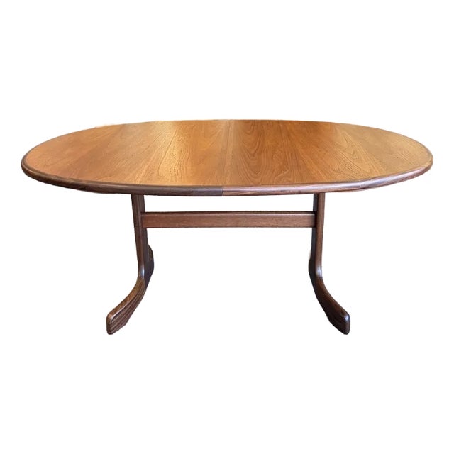 European Mid Century Modern Extending Oval Teak Dining Table W/ Butterfly Leaf & Whale Fin Pedestal Base by G-Plan Furniture, Uk c.1960 For Sale