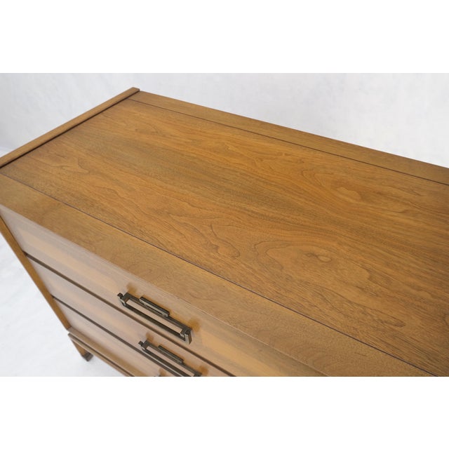 Henredon Pair Three Drawers Light Walnut Banded Drawers Drop Pulls Bachelor Chests MINT! For Sale - Image 4 of 13