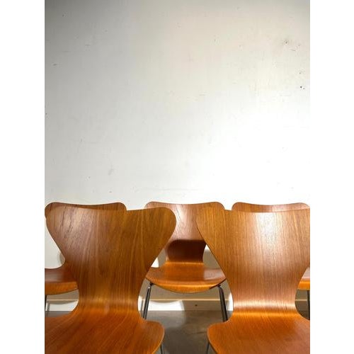 Series 7 Stackable Chairs by Arne Jacobsen for Fritz Hansen, Set of 8 For Sale - Image 3 of 6