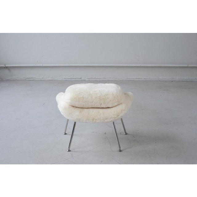 Set of Womb Chair and Ottoman in Fluffy White Fabric by Eero Saarinen, 1948 For Sale - Image 10 of 16