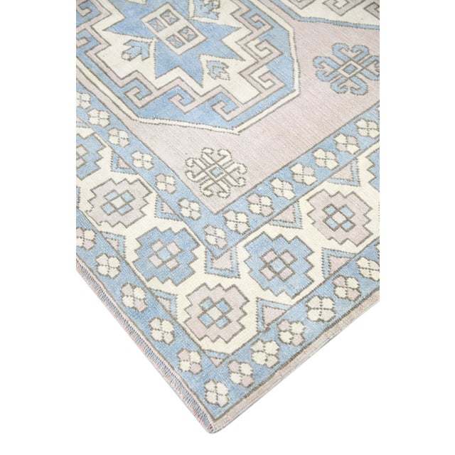 This exquisite vintage Turkish Oushak rug is a stunning example of traditional craftsmanship and timeless beauty. Hand-...