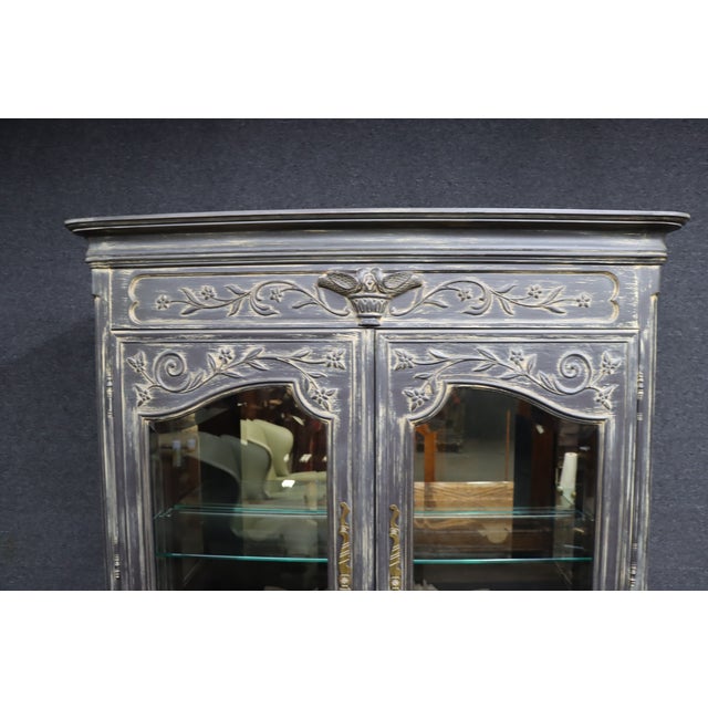 Late 20th Century French Provincial Style Carved Display Cabinet / Vitrine For Sale In Philadelphia - Image 6 of 18