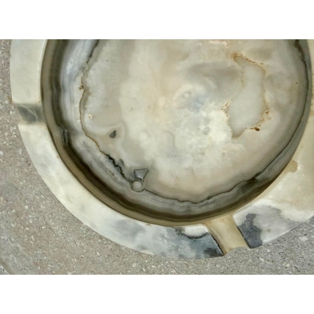 Angelo Mangiarotti Large Round Vintage Ashtray, Vide Poche in White Onyx Marble in the Style of Angelo Mangiarotti, Italy, 1970s For Sale - Image 4 of 12