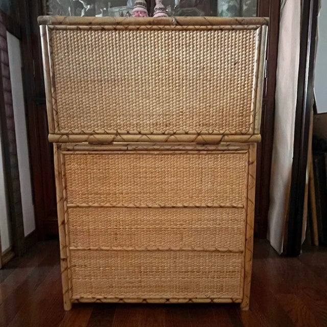 Tan Vintage Chinoiserie Bamboo and Cane Wicker Lidded Small Side Table, Blanket Chest For Sale - Image 8 of 12
