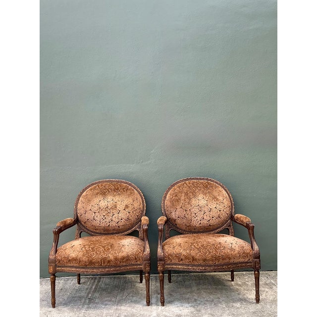 This pair of vintage Isenhour fauteuil armchairs combines carved walnut frames with patterned velvet upholstery. Each...