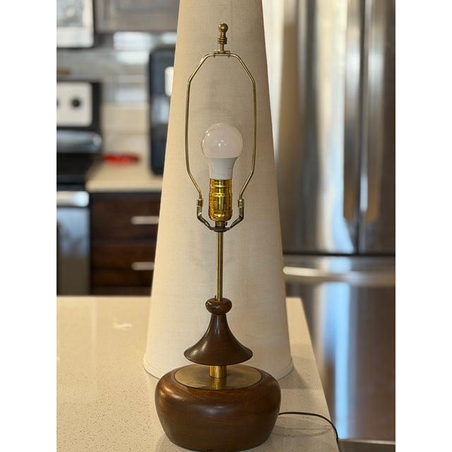 Mid-Century Modern Modeline Walnut and Brass Table Lamp, 1960s, Model 1695 For Sale - Image 3 of 4