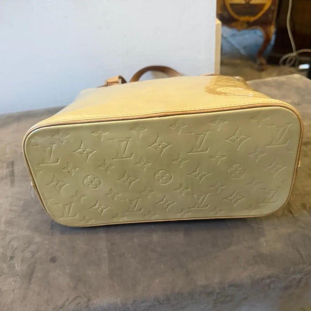 Louis Vuitton 2002 Louis Vuitton Beige, Gold Vernis Patent Leather Houston Hand-Bag For Sale - Image 4 of 17