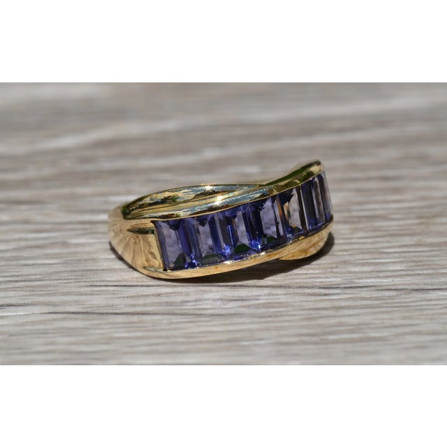 1990s The Lirio: Ladies Yellow Gold Band set with 1.40 CTW Iolite For Sale - Image 5 of 8